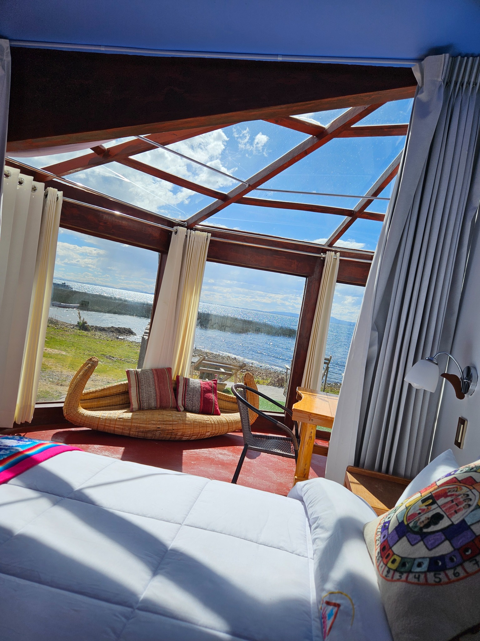 Habitación con techo de vidrio y vista al Lago Titicaca